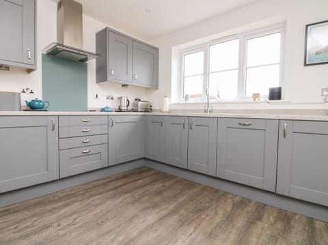 Cottage | Private kitchen | Fridge, dishwasher, electric kettle, toaster