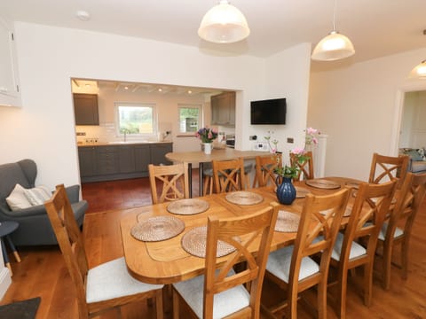 Cottage | Private kitchen | Fridge, dishwasher, electric kettle, toaster