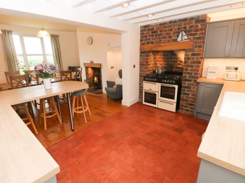 Cottage | Private kitchen | Fridge, dishwasher, electric kettle, toaster