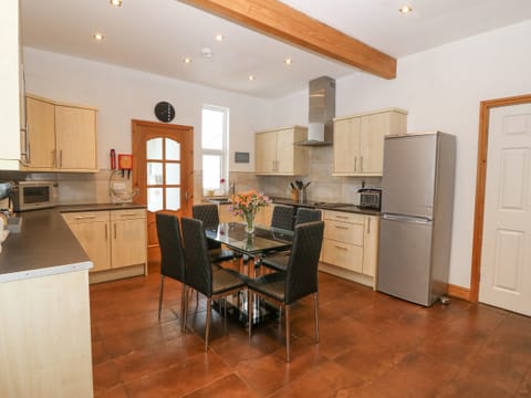 Fridge, dishwasher, cookware/dishes/utensils