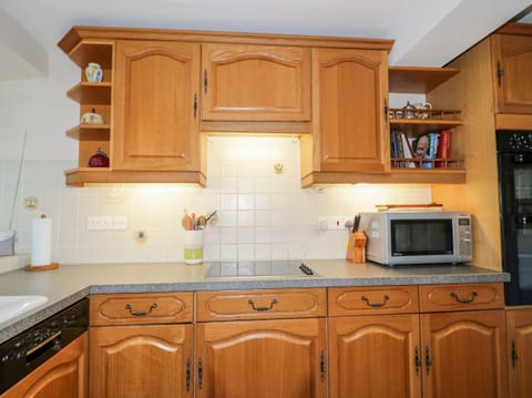 Cottage | Private kitchen | Fridge, dishwasher, electric kettle, toaster