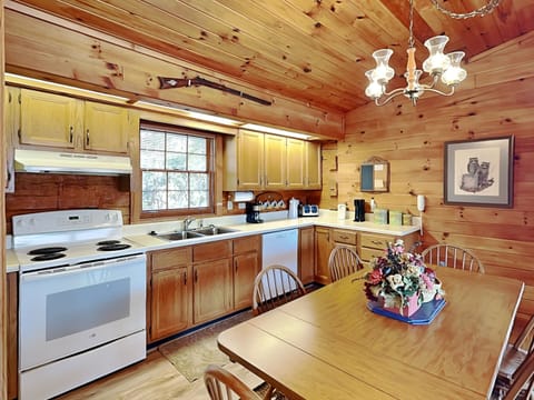 Cabin (Alpine Windsong) | Private kitchen | Fridge, microwave, oven, stovetop