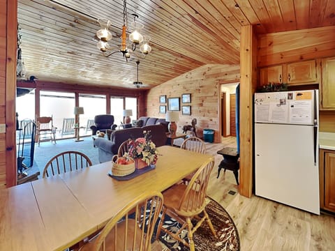 Cabin (Alpine Windsong) | Private kitchen | Fridge, microwave, oven, stovetop