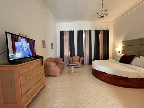 Deluxe Room, 1 King Bed | Living area | TV