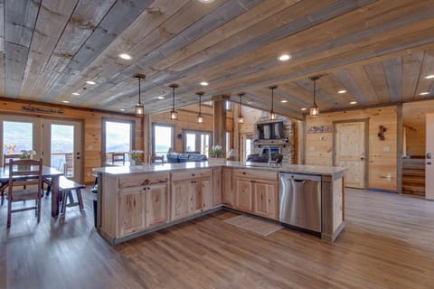 Cabin (Great Smoky Lodge) | Private kitchen | Fridge, microwave, oven, stovetop
