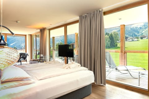 Panoramic Suite, Terrace, Mountain View (Bergfeuer) | Down comforters, in-room safe, laptop workspace, blackout drapes