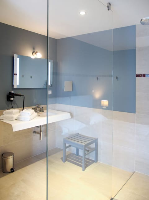 Standard Double or Twin Room, Garden View | Bathroom | Free toiletries, hair dryer, bathrobes, towels