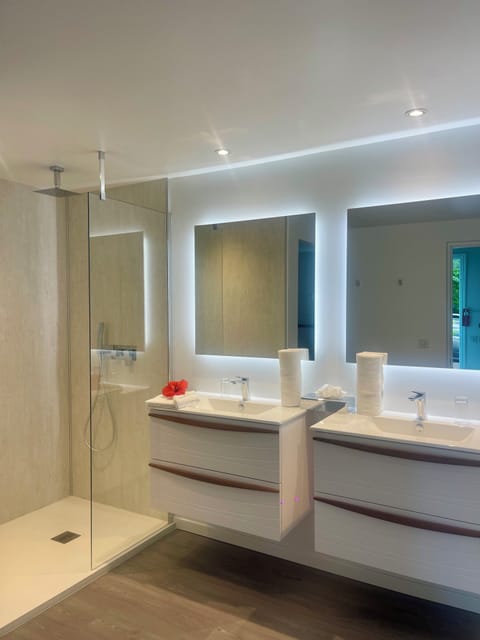 Master Suite Sea View | Bathroom | Shower, rainfall showerhead, designer toiletries, hair dryer