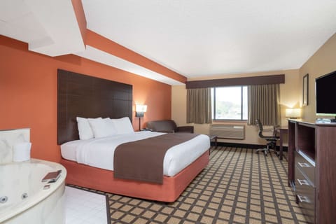 Deluxe Suite, 1 King Bed, Non Smoking | In-room safe, desk, laptop workspace, blackout drapes