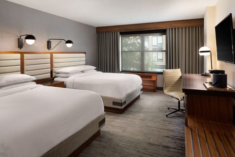 Premium bedding, in-room safe, desk, laptop workspace