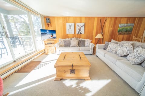 Inviting ski vacation condo at the Pines!