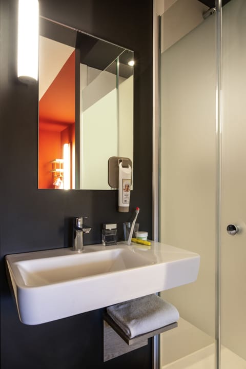 Standard Room, 2 Twin Beds | Bathroom sink