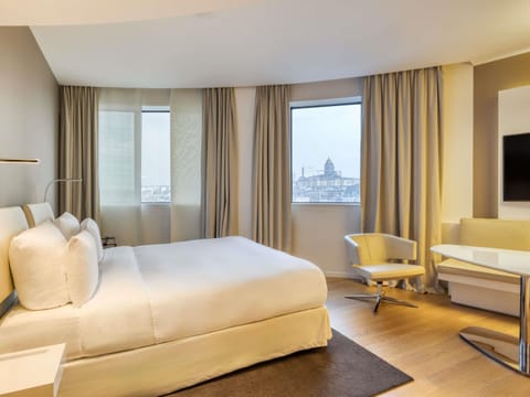 Deluxe Room, 1 King Bed, City View | Free minibar, in-room safe, desk, blackout drapes