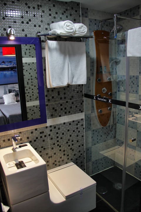 Superior Double Room | Bathroom | Shower, hydromassage showerhead, free toiletries, hair dryer