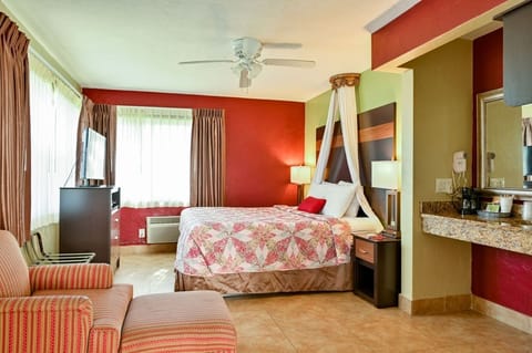Standard Room, 1 King Bed, Non Smoking, Pool View | Premium bedding, individually decorated, individually furnished