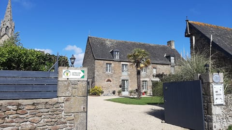 View into the courtyard - Manoir du Bourg