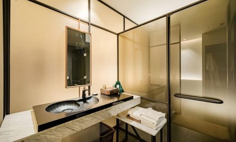 Family Suite Twin | Bathroom | Free toiletries, hair dryer, bathrobes, slippers