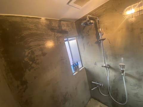 Comfort Apartment, Non Smoking | Bathroom | Shower, free toiletries, hair dryer, electronic bidet