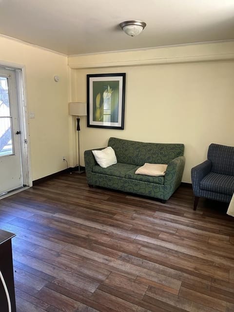 Comfort Suite, Multiple Beds | Living area | Flat-screen TV