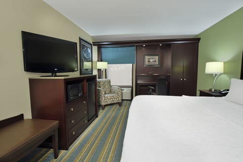 Premium bedding, in-room safe, desk, laptop workspace