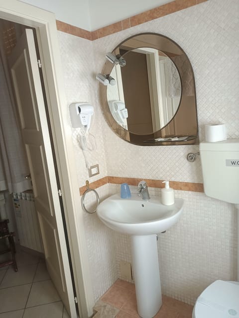 Superior Double or Twin Room, 1 Bedroom, Non Smoking, Sea View | Bathroom | Shower, hair dryer, bidet, towels