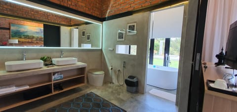 Premium Suite | Bathroom | Combined shower/tub, rainfall showerhead, free toiletries, hair dryer