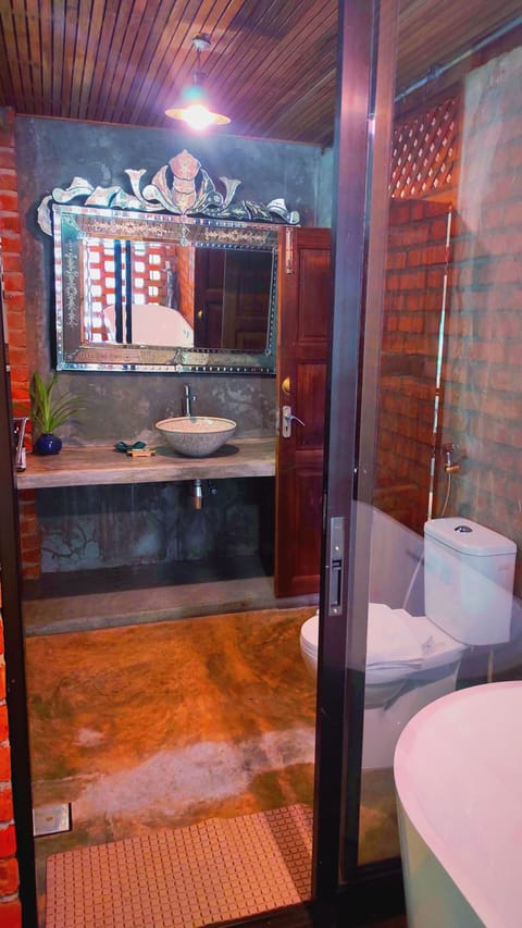 Classic House | Bathroom | Combined shower/tub, rainfall showerhead, free toiletries, hair dryer