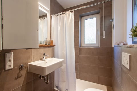 Comfort Apartment | Bathroom | Shower, hair dryer, towels, soap