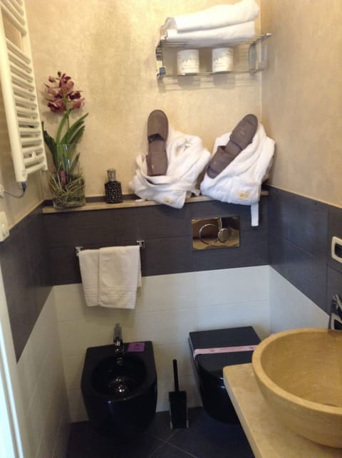 Superior Room, 1 Double Bed | Bathroom | Hair dryer, bidet, towels, soap