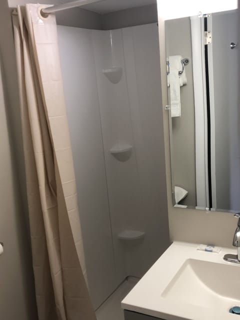 Standard Single Room, 1 Queen Bed | Bathroom | Towels