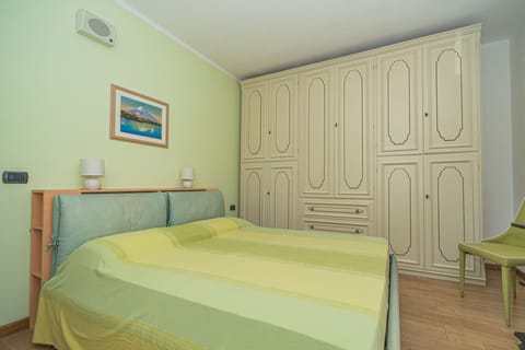 Apartment, 3 Bedrooms, Smoking, Balcony | 4 bedrooms, WiFi