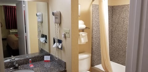 Combined shower/tub, hair dryer, towels