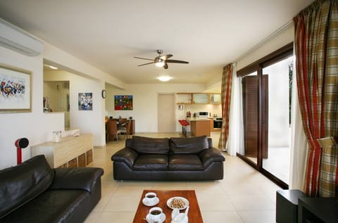 The Lounge area wıth a vıew to the Indoor Dining table and Kitchen!