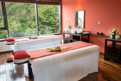 Couples treatment rooms, sauna, spa tub, steam room, body treatments