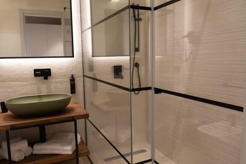 Standard Room | Bathroom | Shower, rainfall showerhead, free toiletries, hair dryer