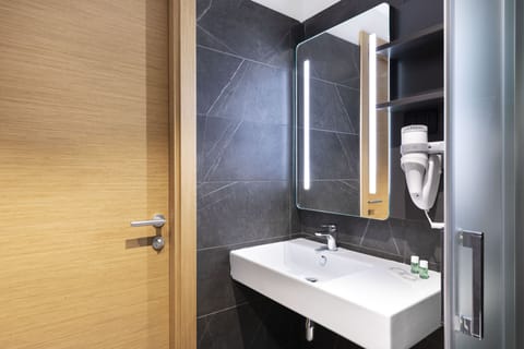 Standard Single Room, Non Smoking | Bathroom | Shower, rainfall showerhead, free toiletries, hair dryer