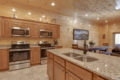 Cabin, Multiple Beds, Pool Access, Mountain View (Smoky Mountain Splash) | Private kitchen | Fridge, microwave, oven, stovetop