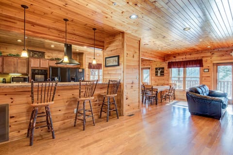 Cabin (Mountain View Lodge) | Private kitchen | Fridge, microwave, oven, stovetop