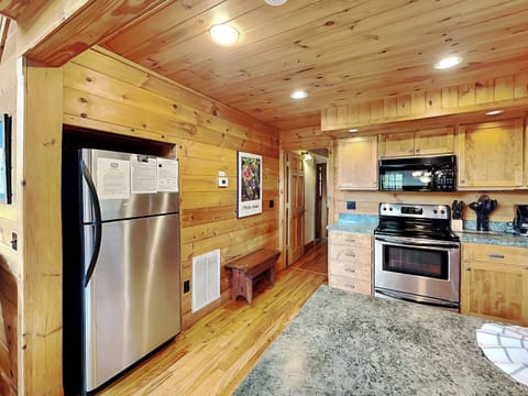 Cabin, Multiple Beds, Mountain View | Private kitchen | Fridge, microwave, oven, stovetop