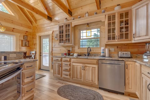 Cabin (Lone Wolf Lodge) | Private kitchen | Fridge, microwave, oven, stovetop