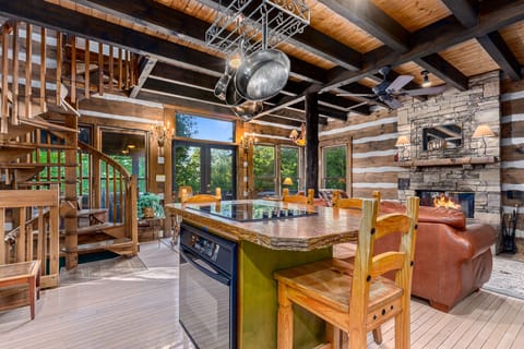 Cabin (Little Bear) | Private kitchen | Fridge, microwave, oven, stovetop