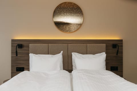 Business Room, 1 Queen Bed, Non Smoking | 1 bedroom, in-room safe, blackout drapes, bed sheets