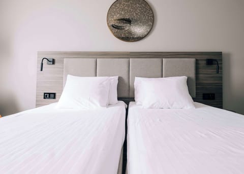 Standard Room, 2 Twin Beds, Non Smoking | 1 bedroom, in-room safe, blackout drapes, bed sheets
