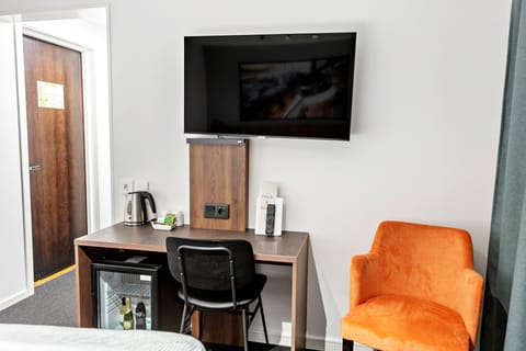 Economy Room, 1 Twin Bed, Non Smoking, No Windows | Minibar, in-room safe, desk, iron/ironing board