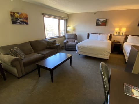Suite 2 Queens, Recliner, Pullout Sofa | Free WiFi, bed sheets