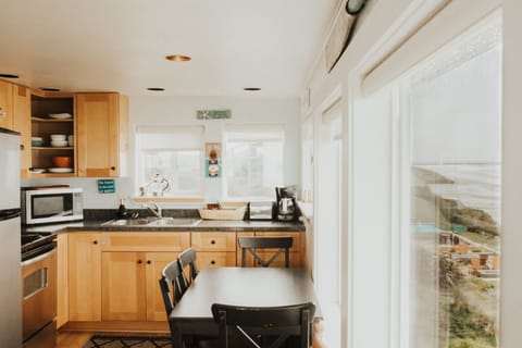 Family Cottage, Beachside (COTTAGE) | In-room dining