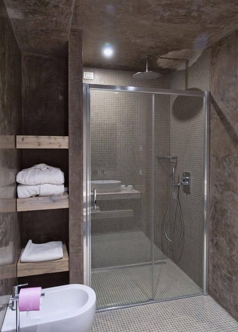 Deluxe Suite, Annex Building (SPA) | Bathroom | Hair dryer, bathrobes, slippers, bidet