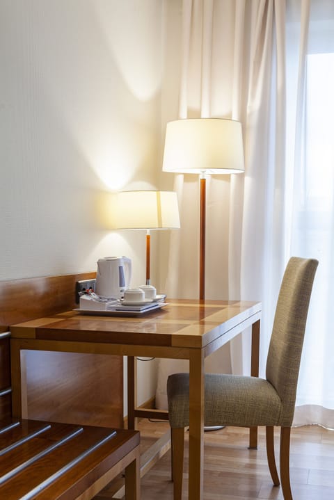 Executive Room | Minibar, in-room safe, desk, soundproofing