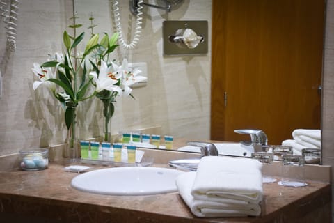 Combined shower/tub, eco-friendly toiletries, hair dryer, towels