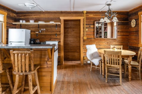 Valley View Cabin | Living area